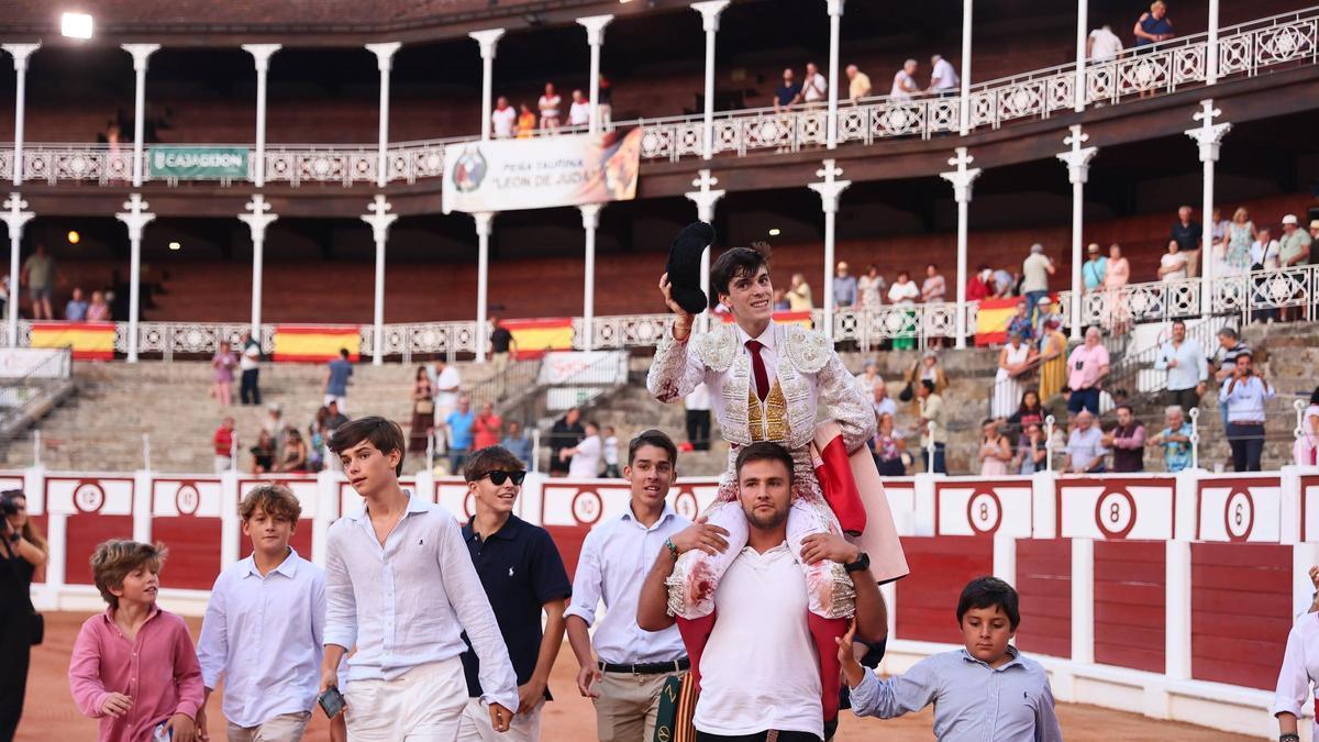 Vídeo: Sergio Rollón pone el broche triunfal a la feria taurina de Gijón