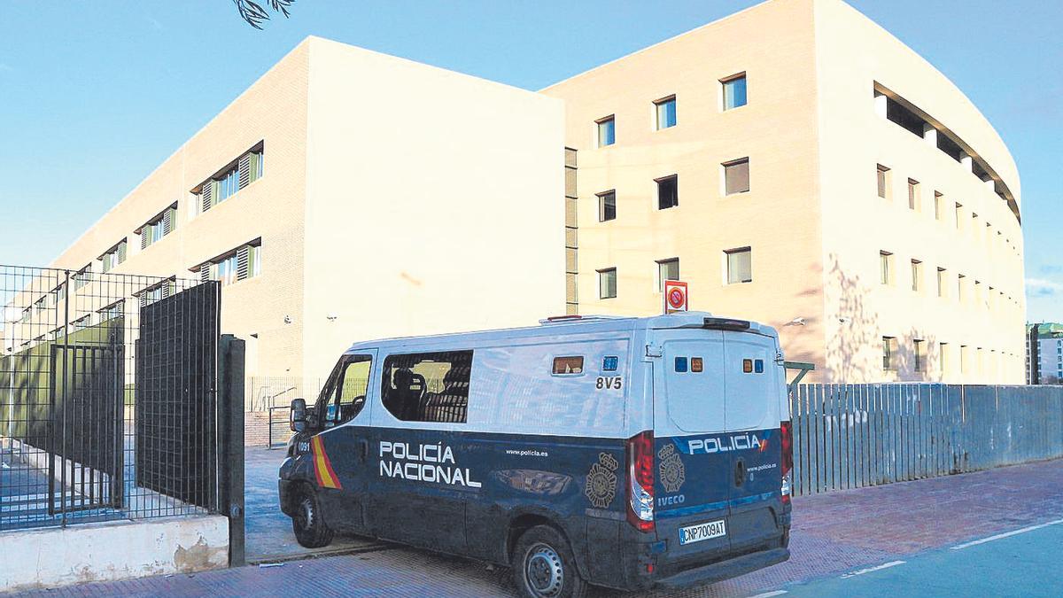 Un furgón policial entra en los juzgados de Castellón en una imagen de archivo.