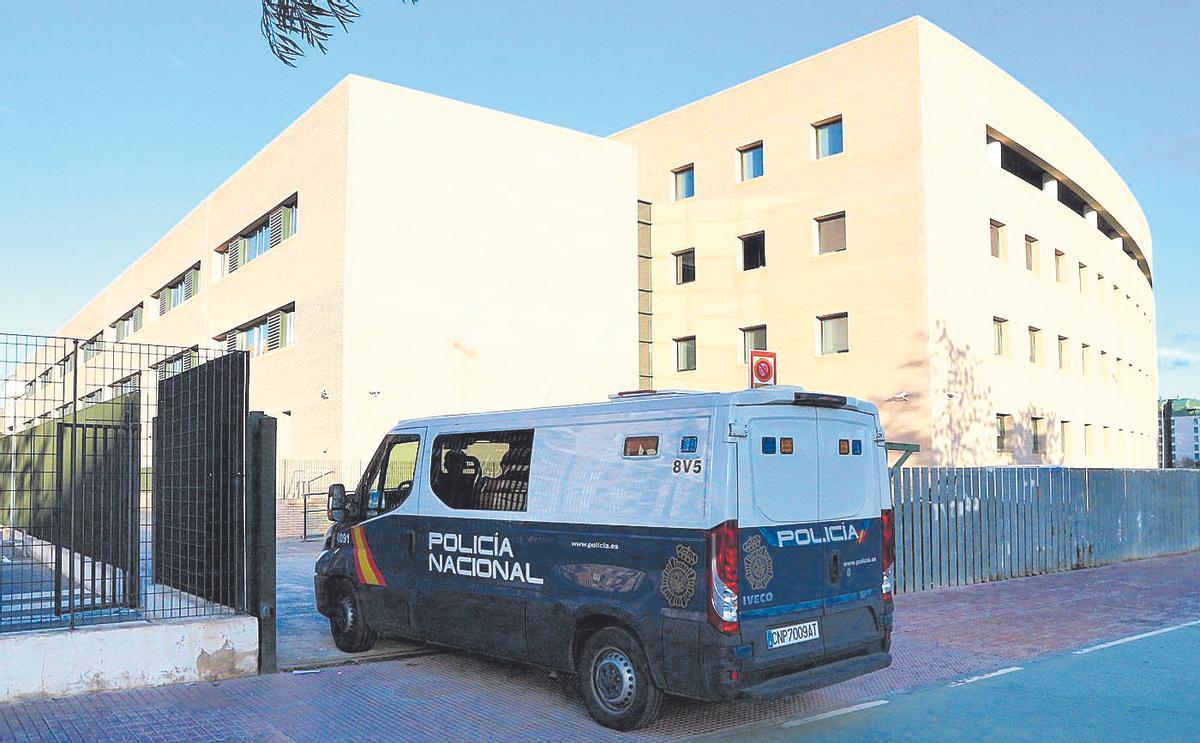 Un furgón policial entra en los juzgados de Castellón en una imagen de archivo.
