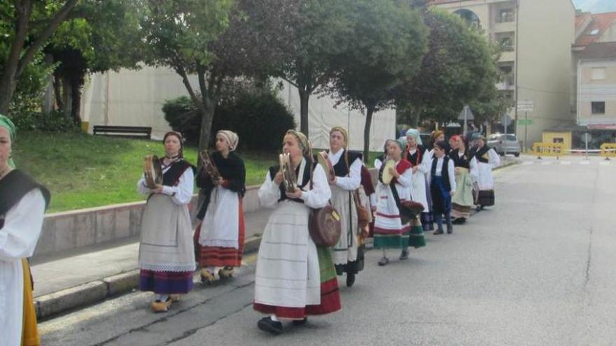 Un momento del pasacalles del grupo &quot;Les Ayalgues d&#039;Ayer&quot;.