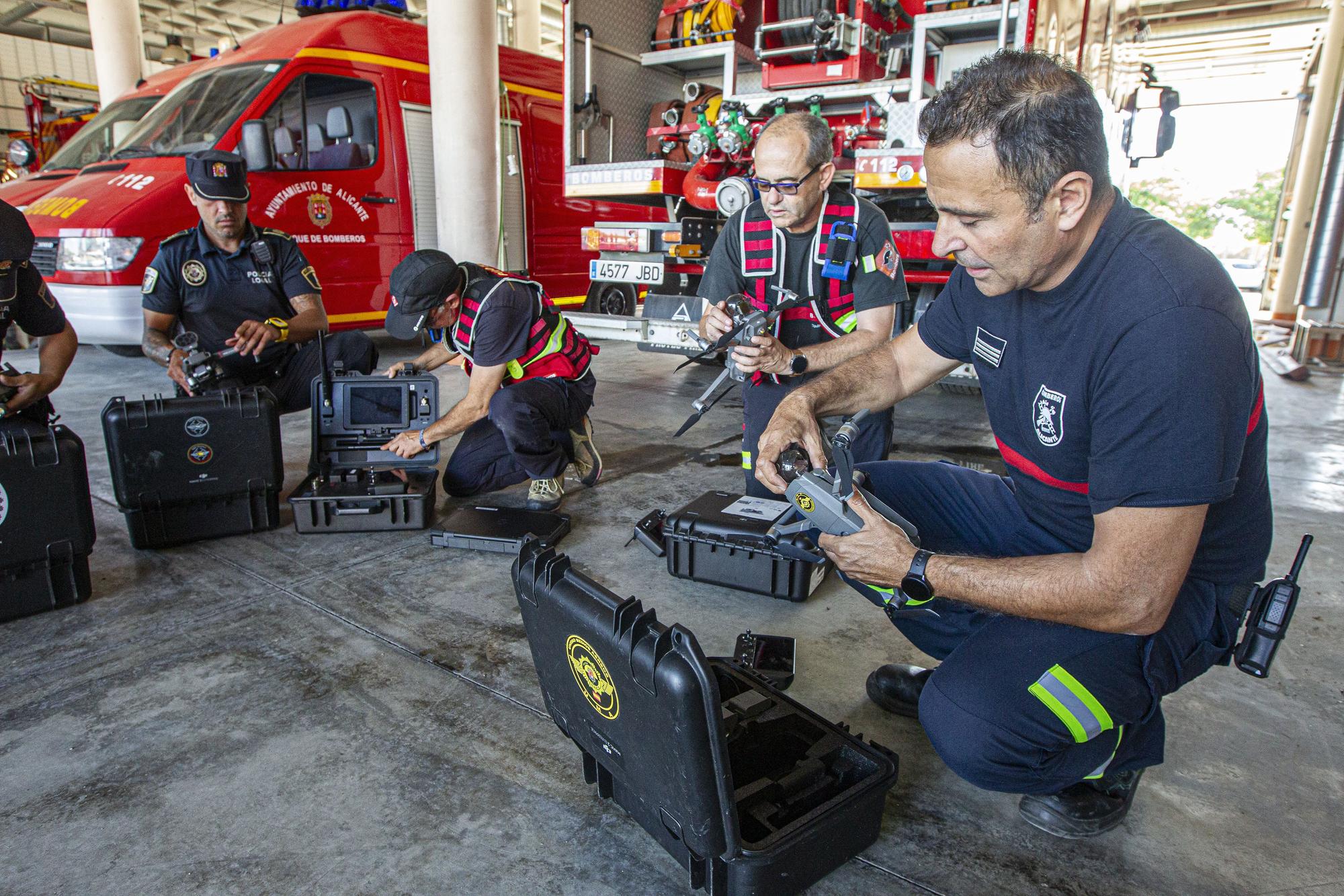 Los Bomberos preparan los drones que volarán en la noche de la Cremà