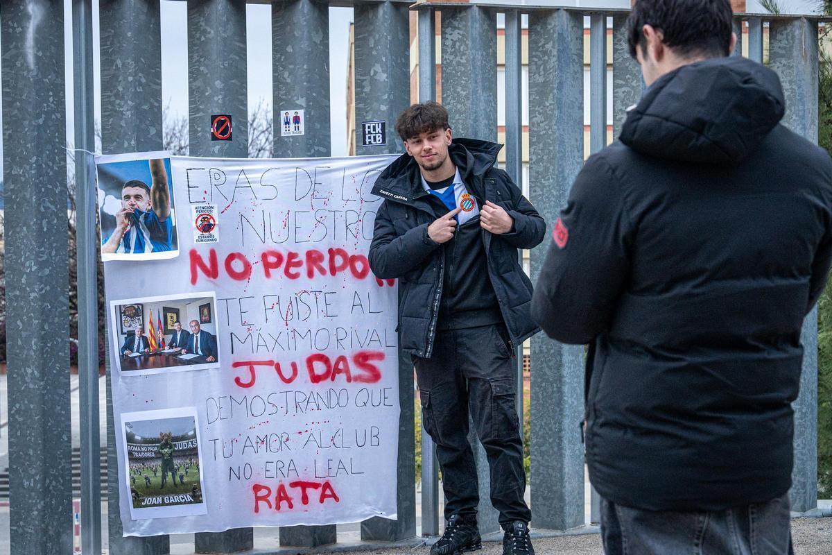 Pancartes contra Joan García a les portes de l'estadi de l'Espanyol