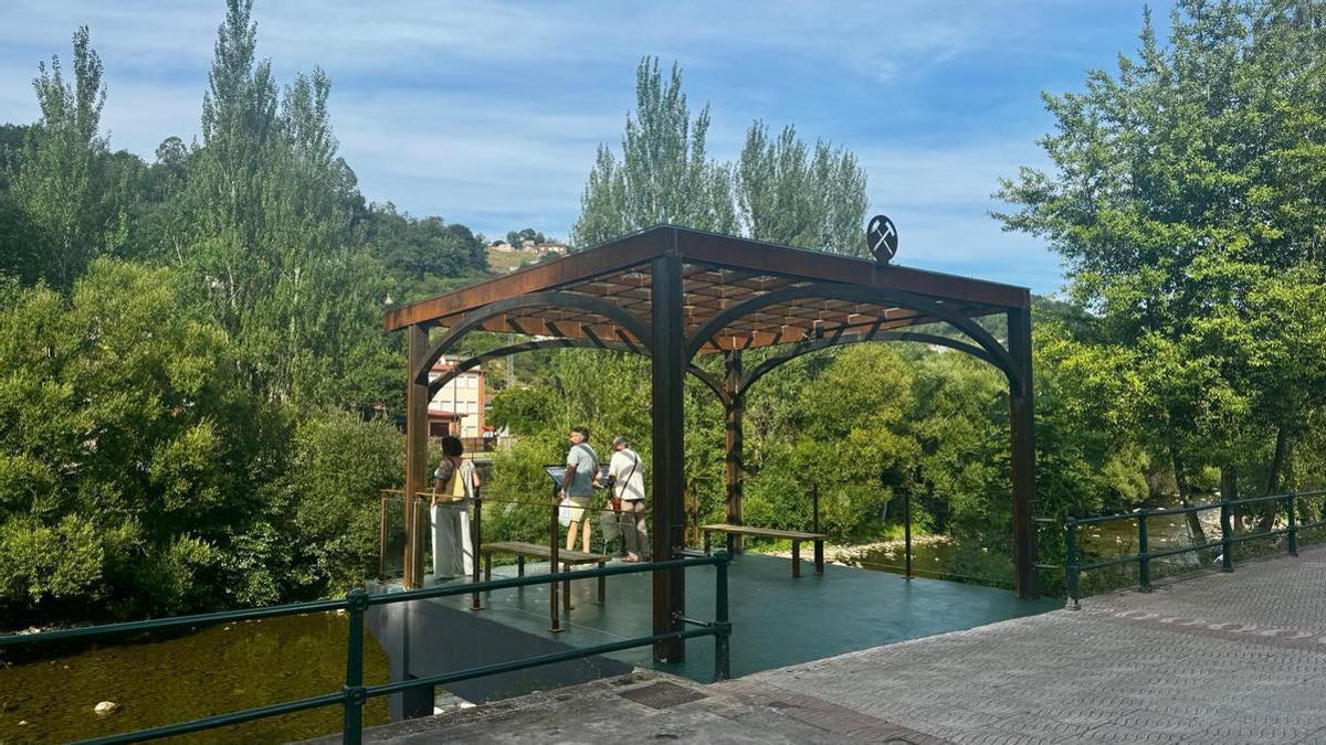 El mirador sobre el Nalón, ubicado en el parque de Sama, ya abierto al público.