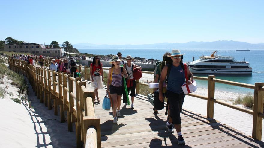 Vistantes llegando a Cíes.