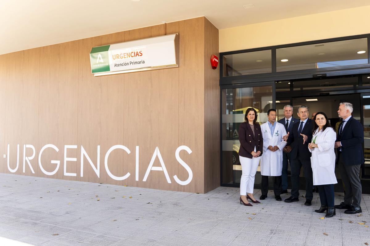 El consejero de Sanidad, Presidencia y Emergencias de la Junta de Andalucía, Antonio Sanz (3d), durante su visita a las instalaciones del nuevo centro de salud de la localidad almeriense de Benahadux.