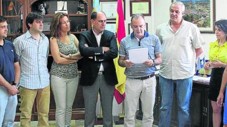 El portavoz, Juan Moragues, lee el comunicado junto al resto de concejales del PP.