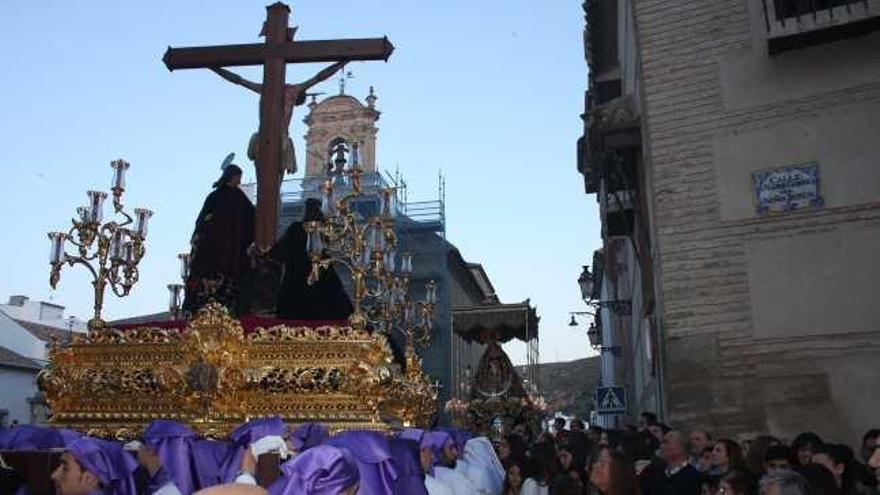 Encuentro entre la cofradía de los Dolores y Servitas, en la plaza de Santiago.