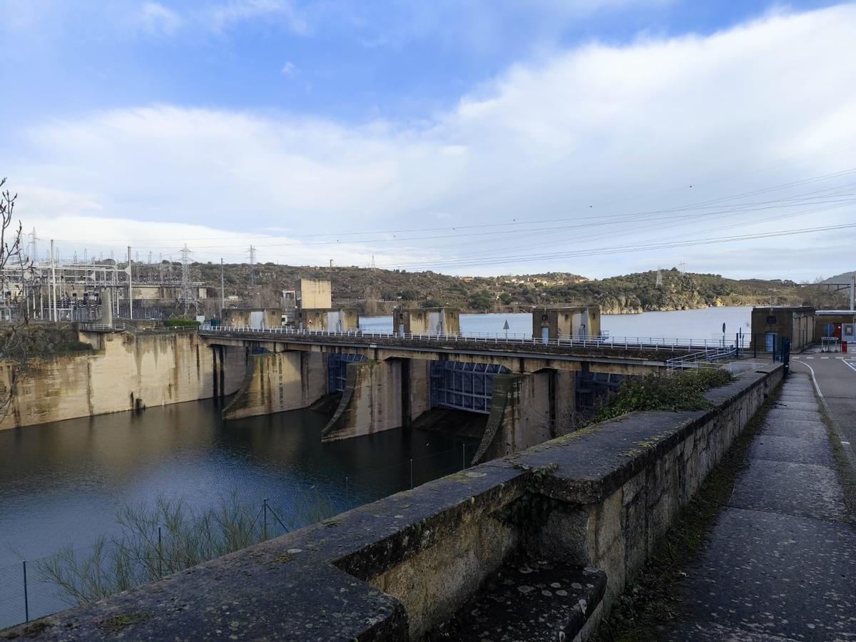 Compuertas del embalse de Ricobayo.