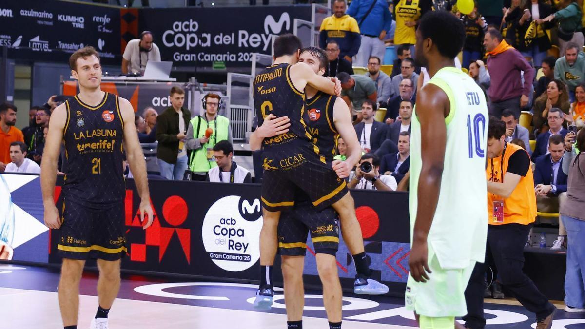 Fitipaldo y Doornekamp se abrazan para celebrar una victoria del Canarias.