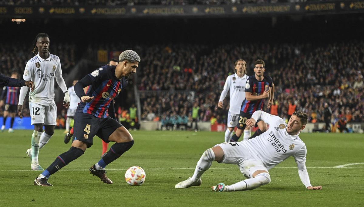 Ronald Araújo, contra Fede Valverde, en un clásico de la Copa del Rey de 2023.