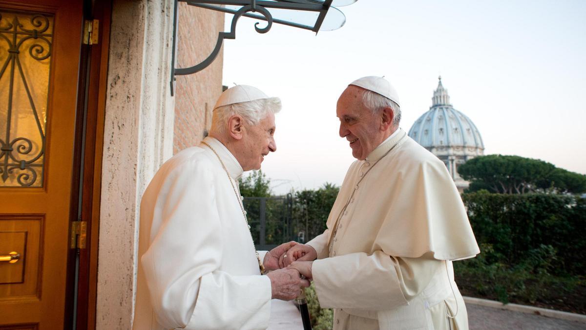 Benedicto XVI, Papa emérito, saluda al Papa Francisco con motivo de la celebración de la Navidad, en el Vaticano, el 23 de diciembre del 2013.