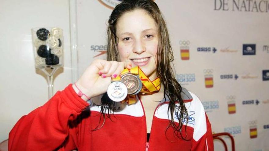 Bea Gómez muestra las tres medallas conseguidas en el Campeonato de España en Pontevedra. // Noé Parga