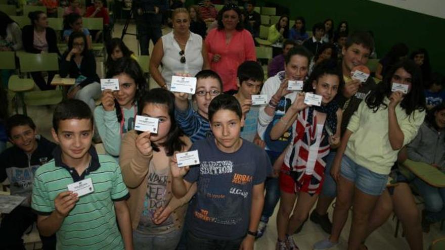 Los alumnos del instituto, con el carné de jurado ganadero en una de sus actividades.