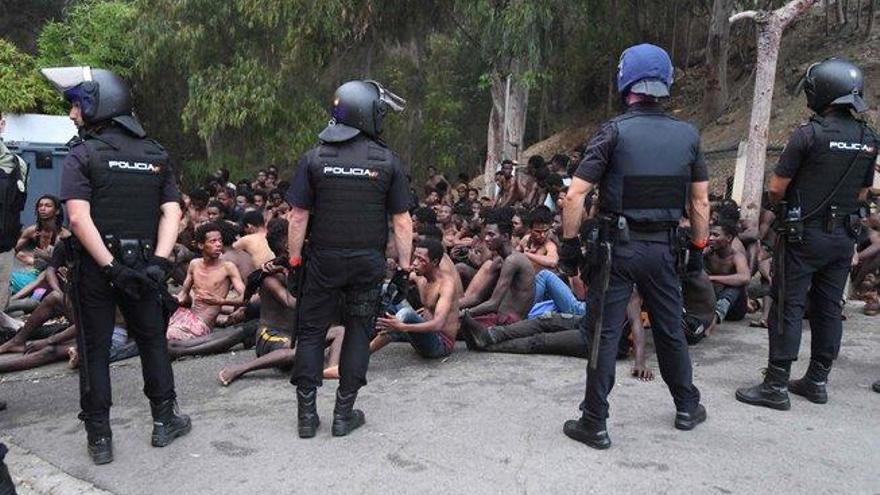 153 migrantes saltan la valla en Ceuta en la primera incursión en grupo en un año