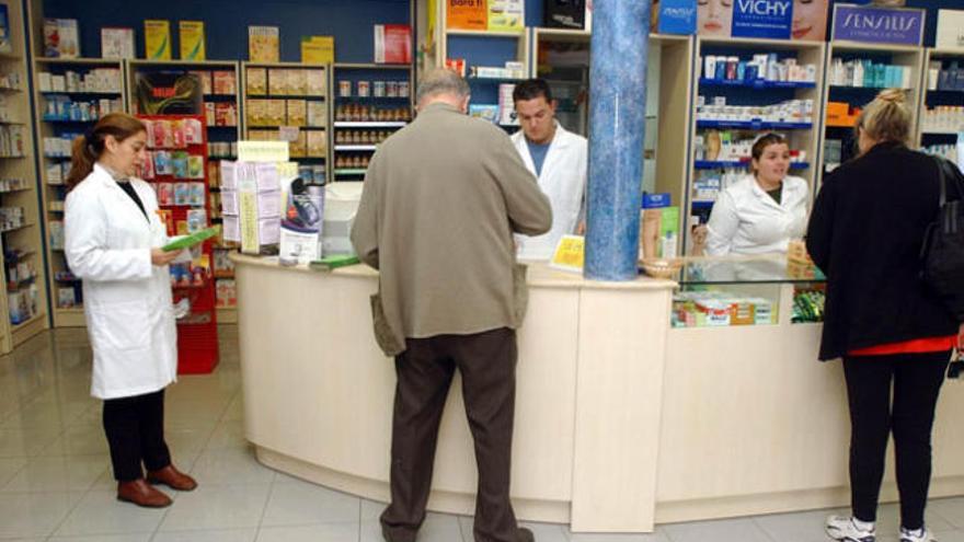 Usuarios en una farmacia de la capital grancanaria. i LA PROVINCIA/DLP