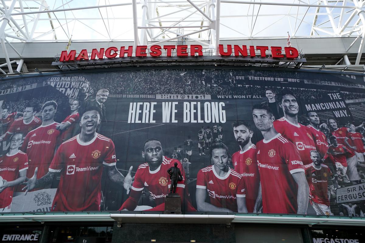 Cartel en la tribuna principal de Old Trafford, el estadio del Manchester United.