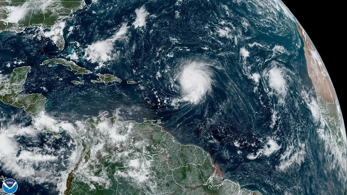 Imagen del huracán Lee y del ciclón Margot.