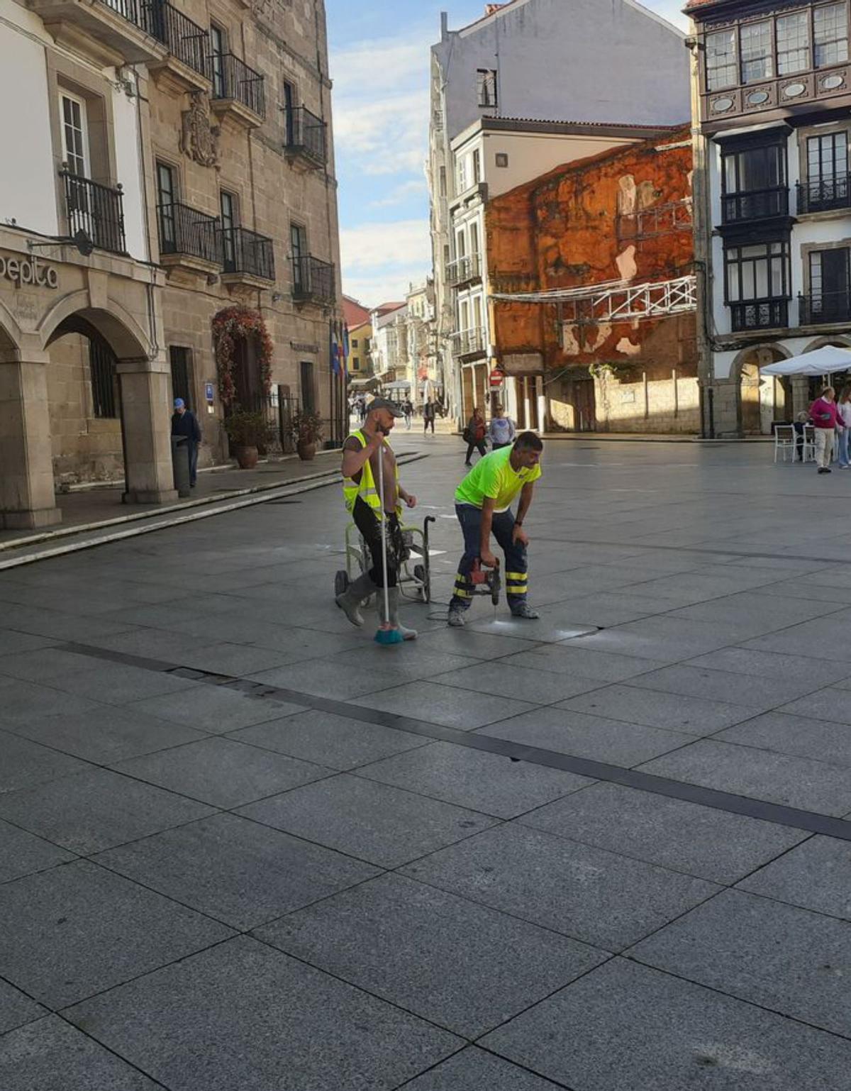 A la izquierda, reparación de losetas sueltas en El Parche; a la derecha, obras de pavimentación en la calle Valdés Salas. | S. G. / Mara Villamuza