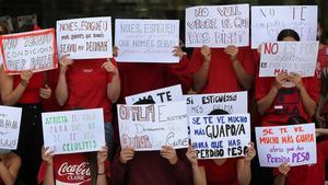 Alumnos del Conservatori Professional de Dansa protestan con una acción en el atrio del Institut del Teatre.