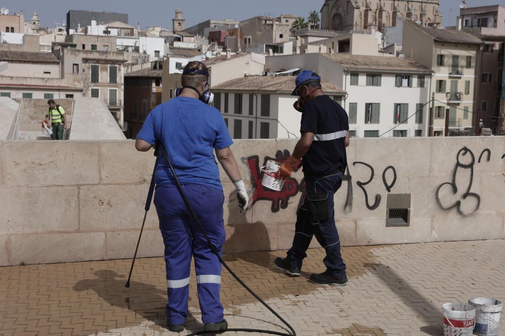 Limpieza de los gráfitis de la muralla de Palma