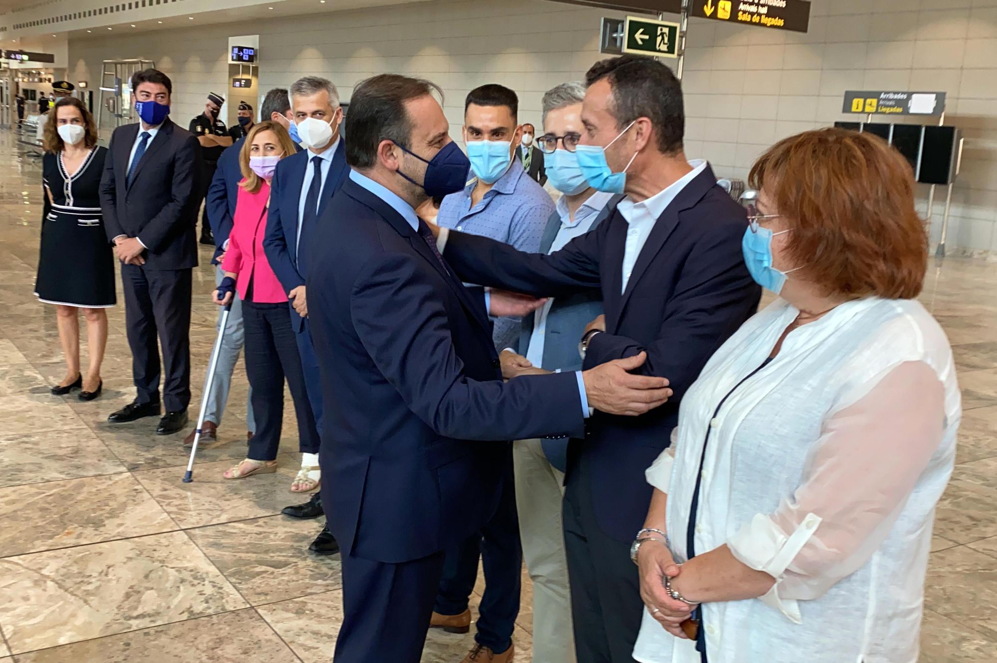 Ábalos preside la ceremonia para añadir al aeropuerto el nombre del poeta Miguel Hernández