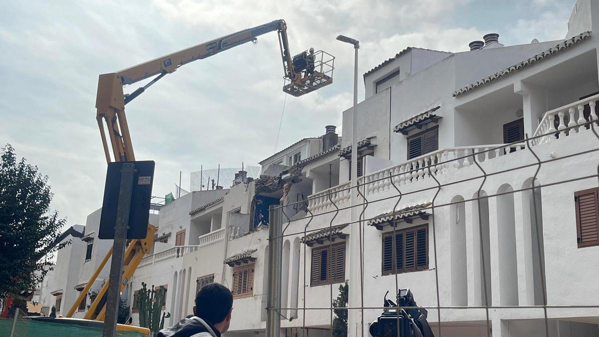 Trabajos de demolición de adosados afectados por la dana en Catarroja