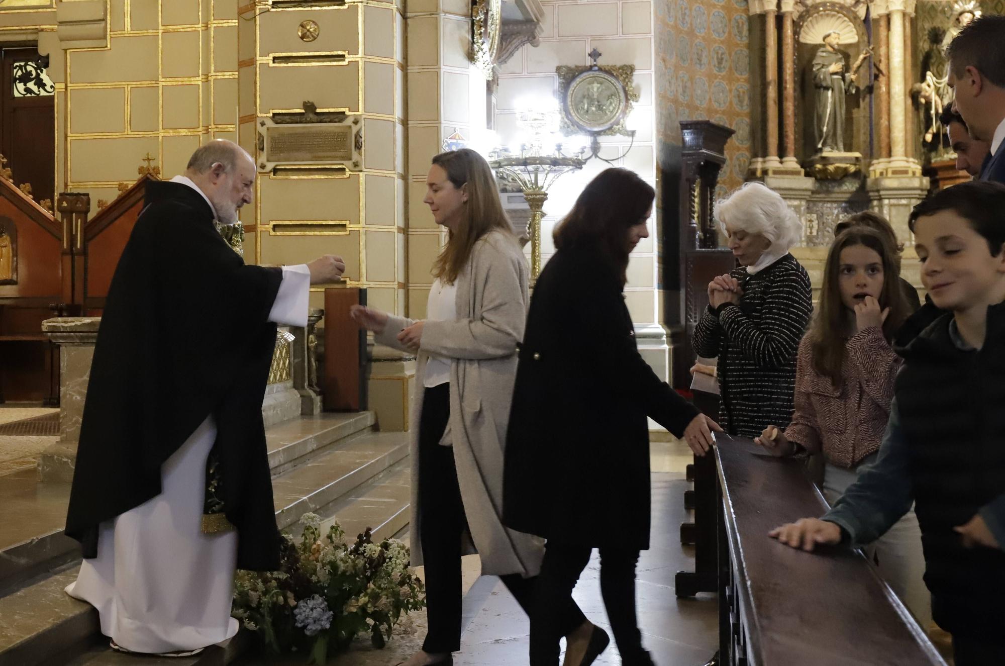 Sentida despedida a Anselmo López Acha, recibido en la iglesia con el himno del Oviedo
