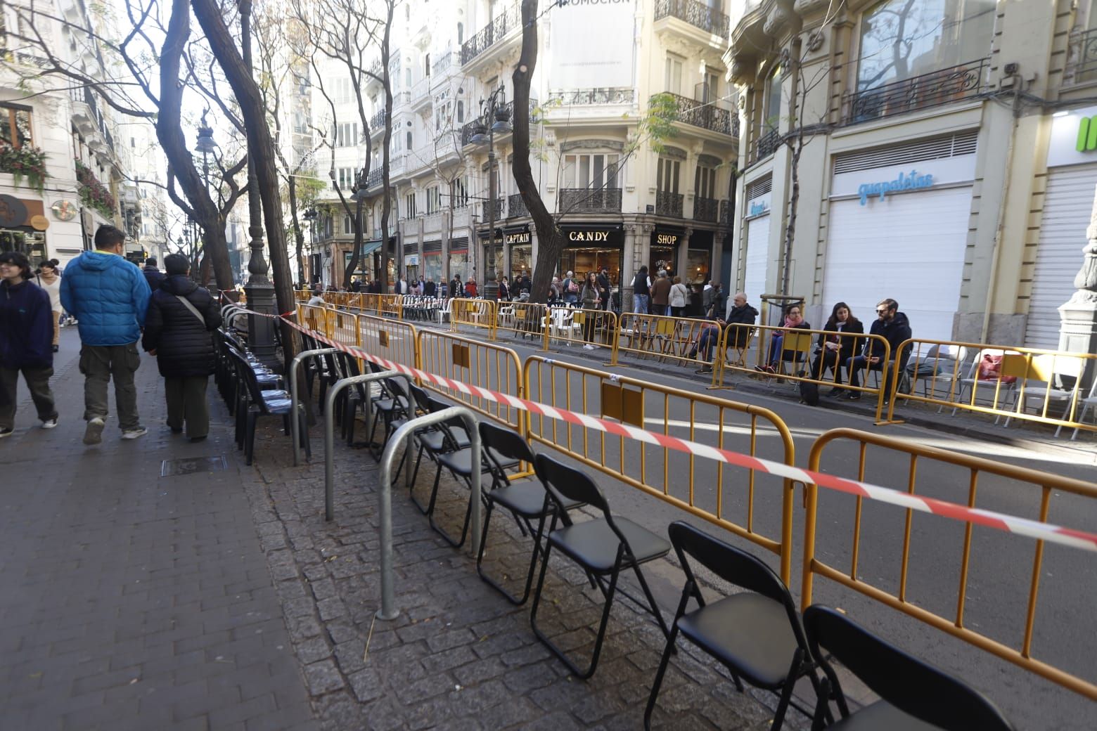 El público se lleva sus sillas más de diez horas antes de la cabalgata ante la falta de reservas