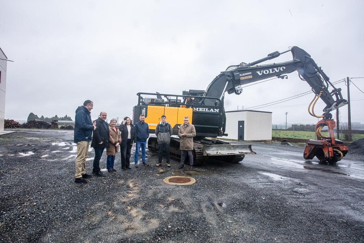 Autoridades, locales y autonómicas, con empresarios en Frades