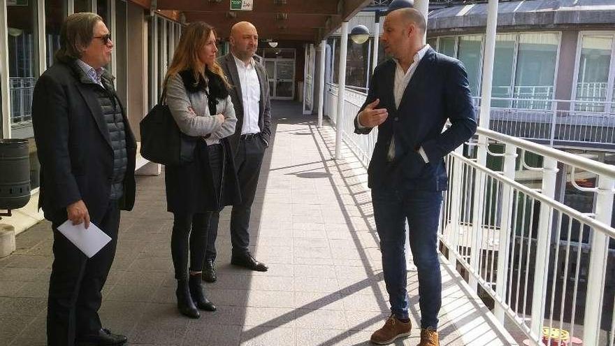 Desde la izquierda, López-Asenjo, Pumariega y Guzmán Pendás, ayer, con el presidente del Club Natación Santa Olaya, Secundino González.