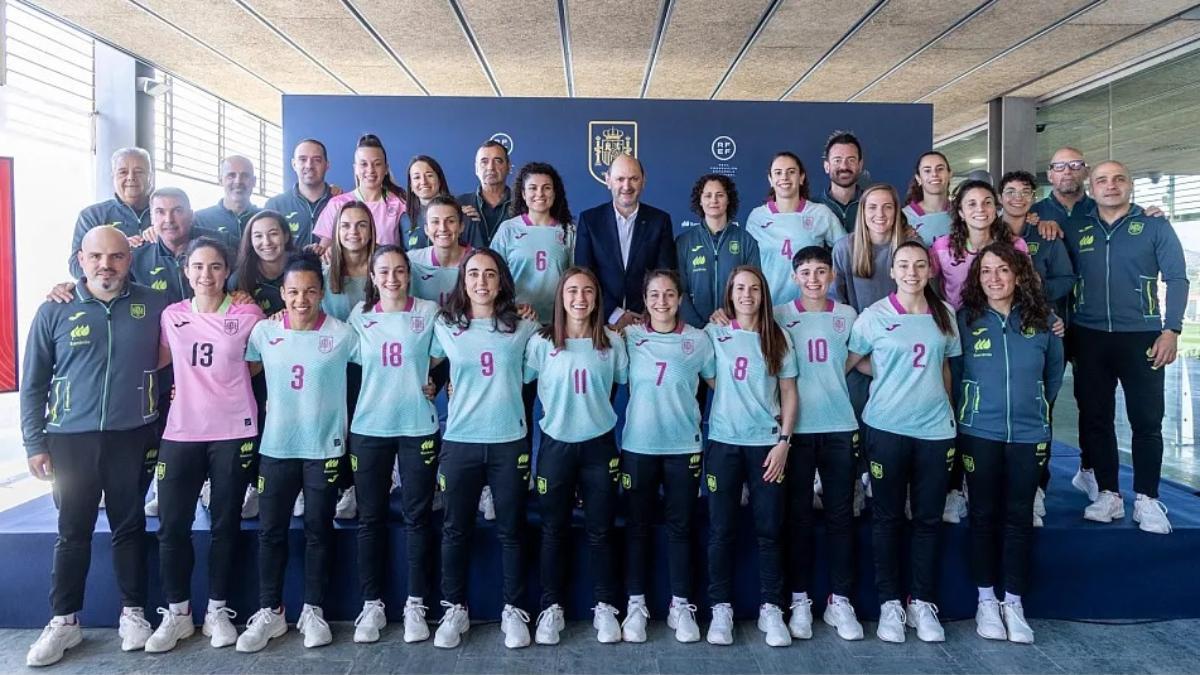 La selección española, con el presidente Rafael Louzán, antes de volar a FIlipinas