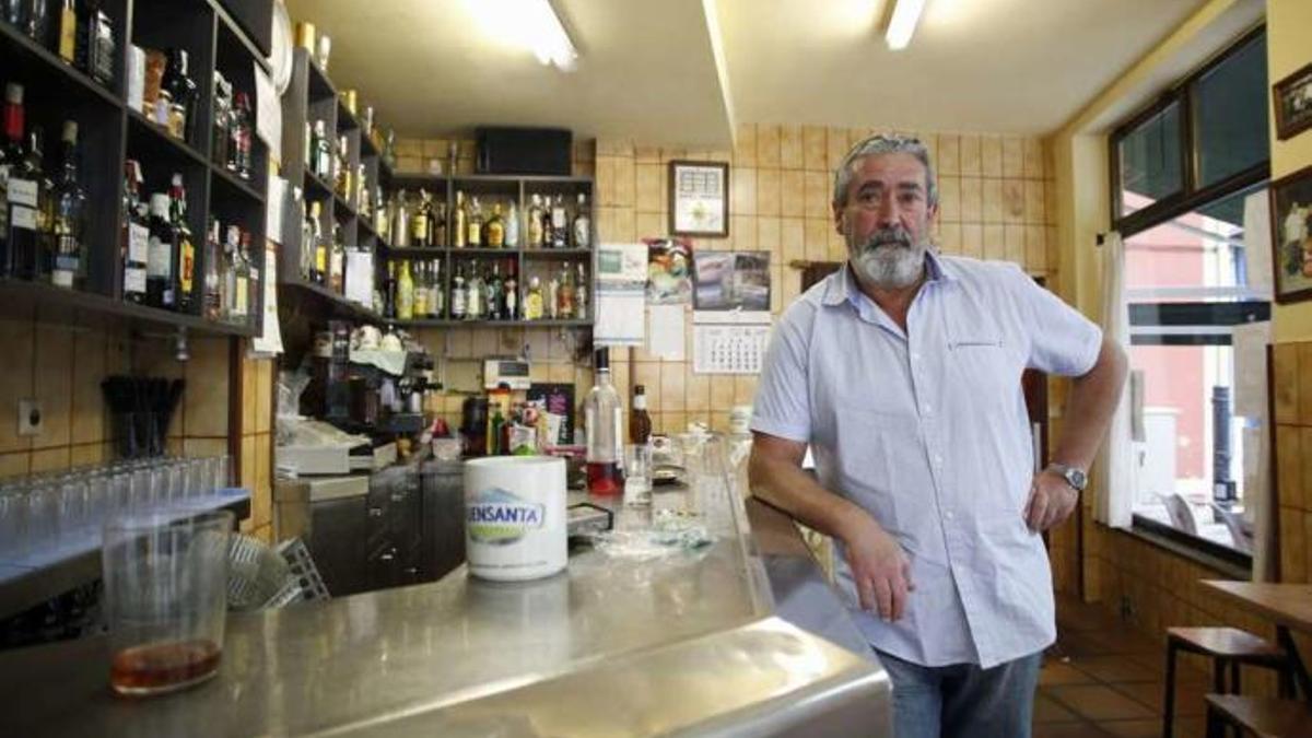 Cayetano Pelayo, en su bar, en una imagen de archivo.
