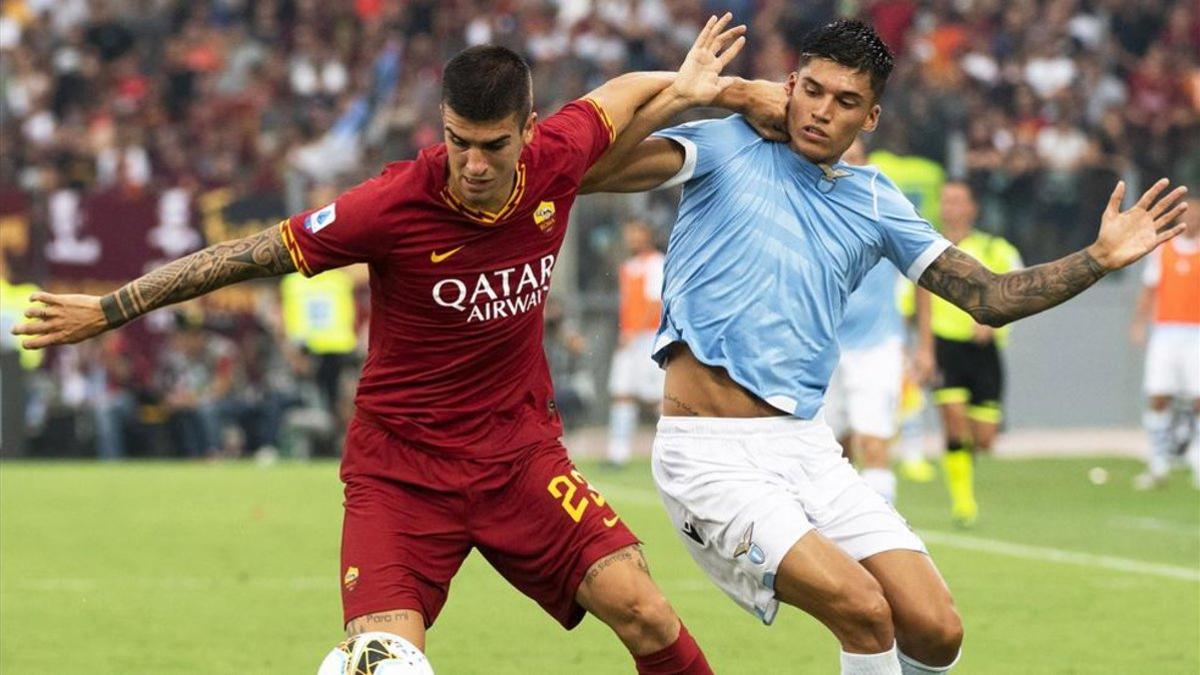 Correa lucha un balón con Mancini en la Lazio - Roma