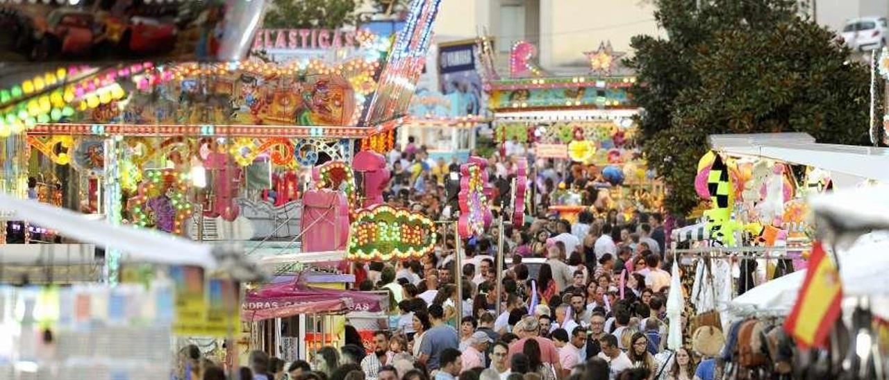 Multitud de gente en las atracciones en los festejos de Lalín de este año. // Bernabé/Javier Lalín