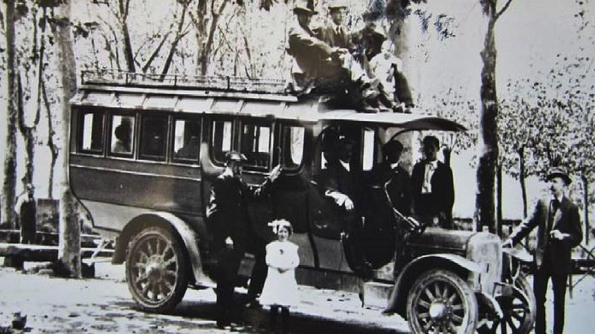 Un dels primers autobusos de Teisa, una de les empreses guardonades per la Cambra.