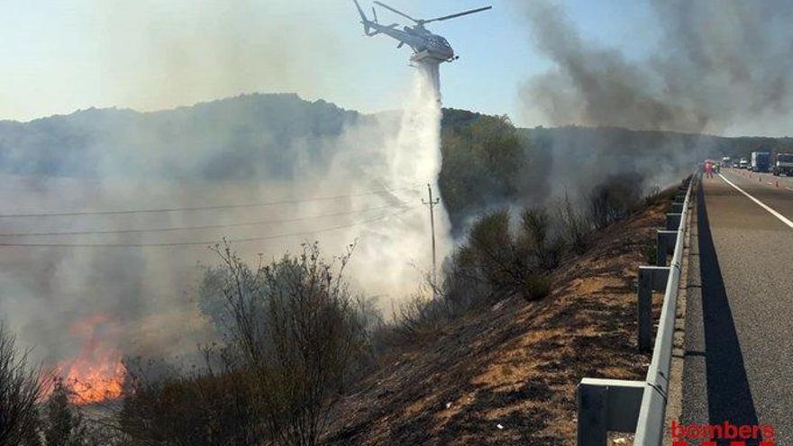 Els Bombers treballant en l&#039;incendi de Llers