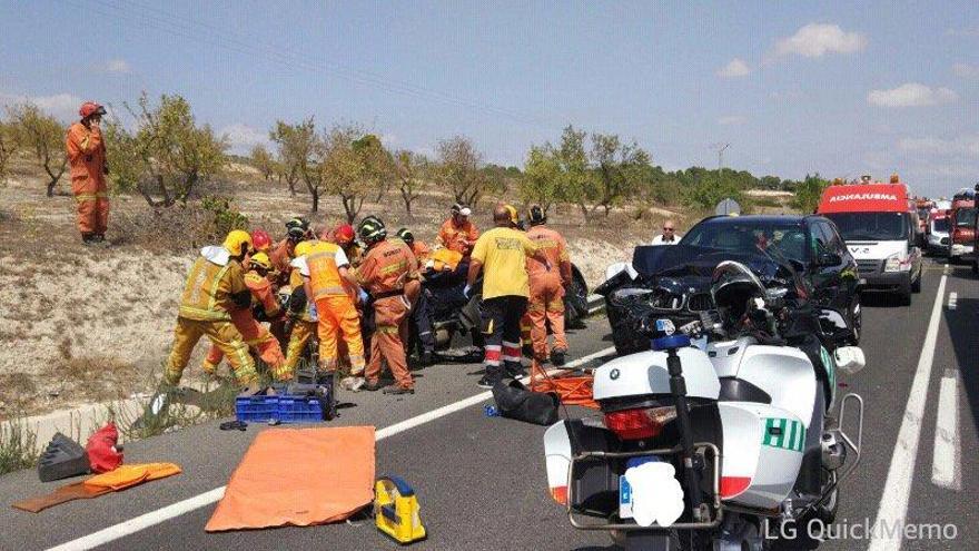 Bomberos trabajan en el accidente que se produjo en Villena el día 19.