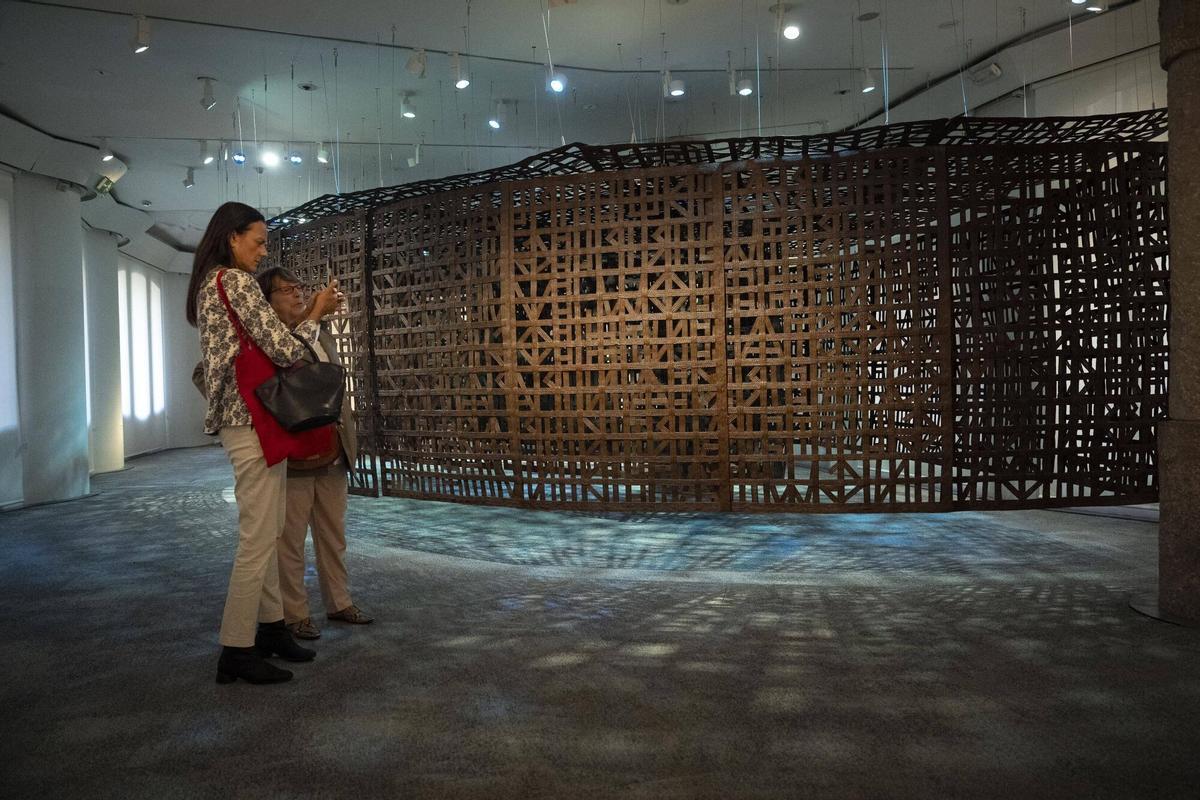 Vista general de la exposición dedicada a Cristina Iglesias en La Pedrera, la primera muestra monográfica sobre la artista en Barcelona, el 8 de octubre de 2025.