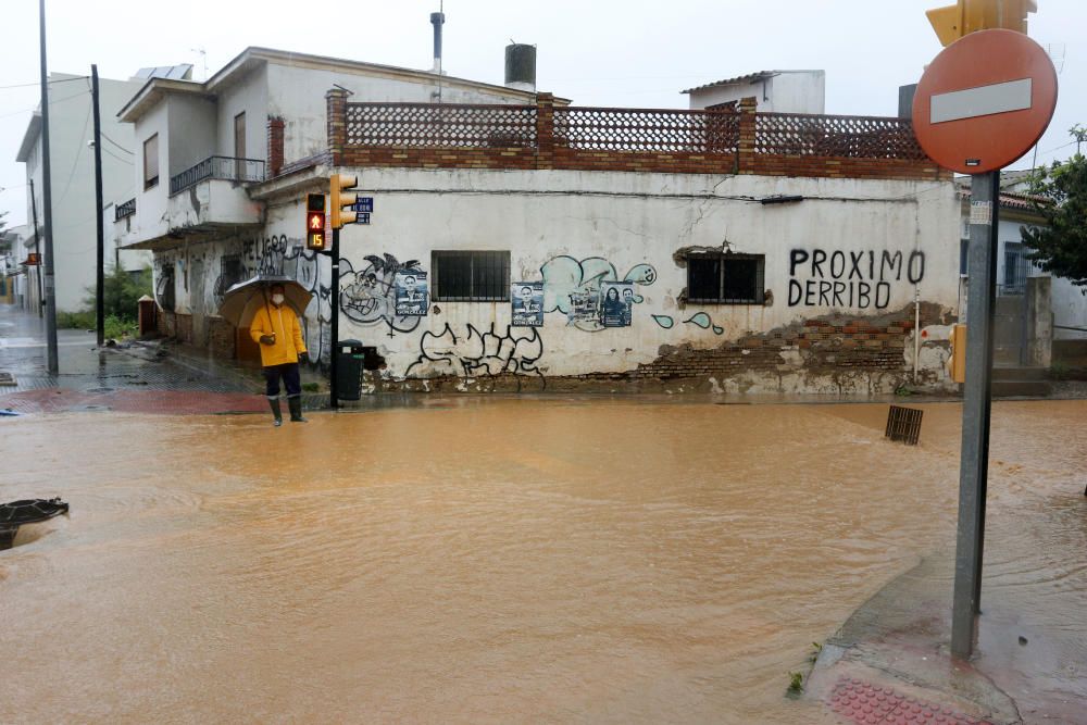 De nuevo, como a comienzos de año, el distrito de Campanillas ha sido el mas castigado por la acumulación de agua, desbordándose arroyos y anegándose muchas de sus calles.