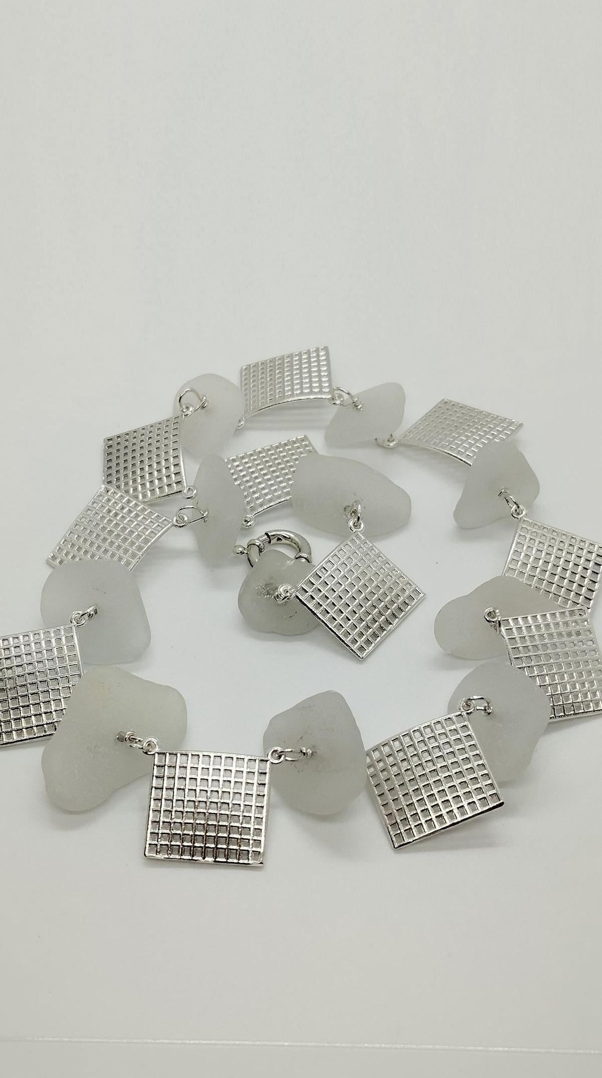 Las creaciones de Fe combinan la plata y el oro con conchas, perlas, piedras naturales o gemas.