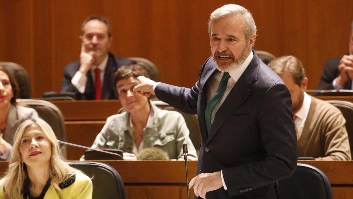 El presidente de Aragón, Jorge Azcón, este viernes en el pleno de las Cortes.