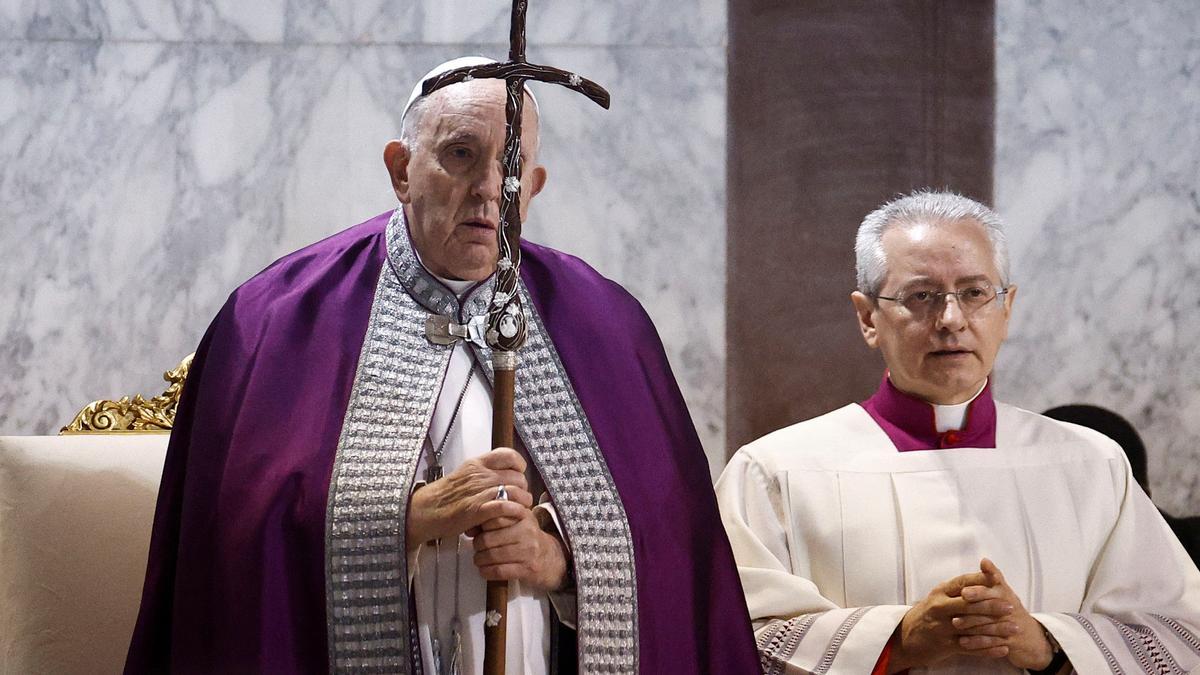 El pontífice leyó su homilía sentado y ataviado con paramentos morados, propios de la Cuaresma