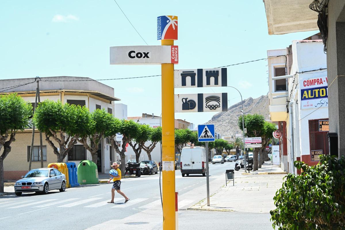 Cartel de Cox a la entrada del pueblo.