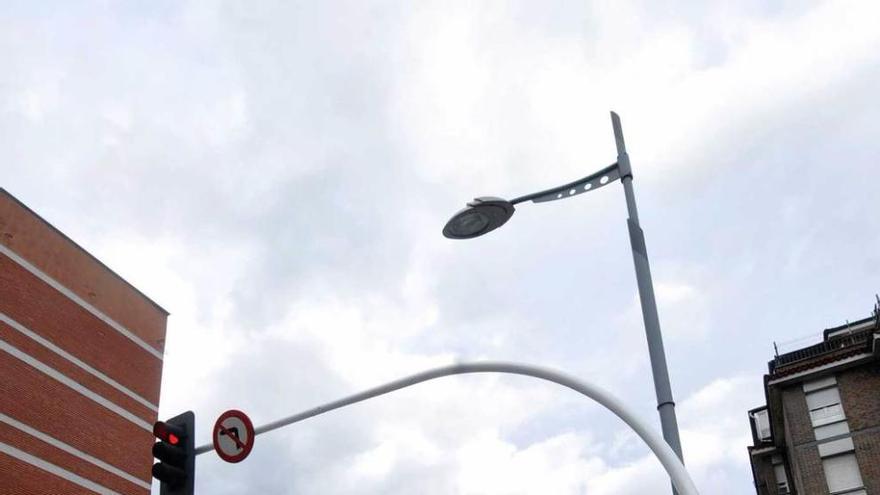 Uno de los semáforos de Mieres con nueva imagen.