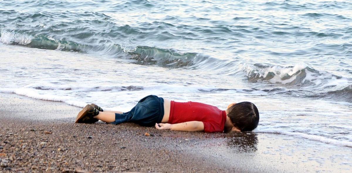 Aylan Kurdi, el niño sirio que murió ahogado en el mar Egeo en 2015 después de que su barco naufragase.