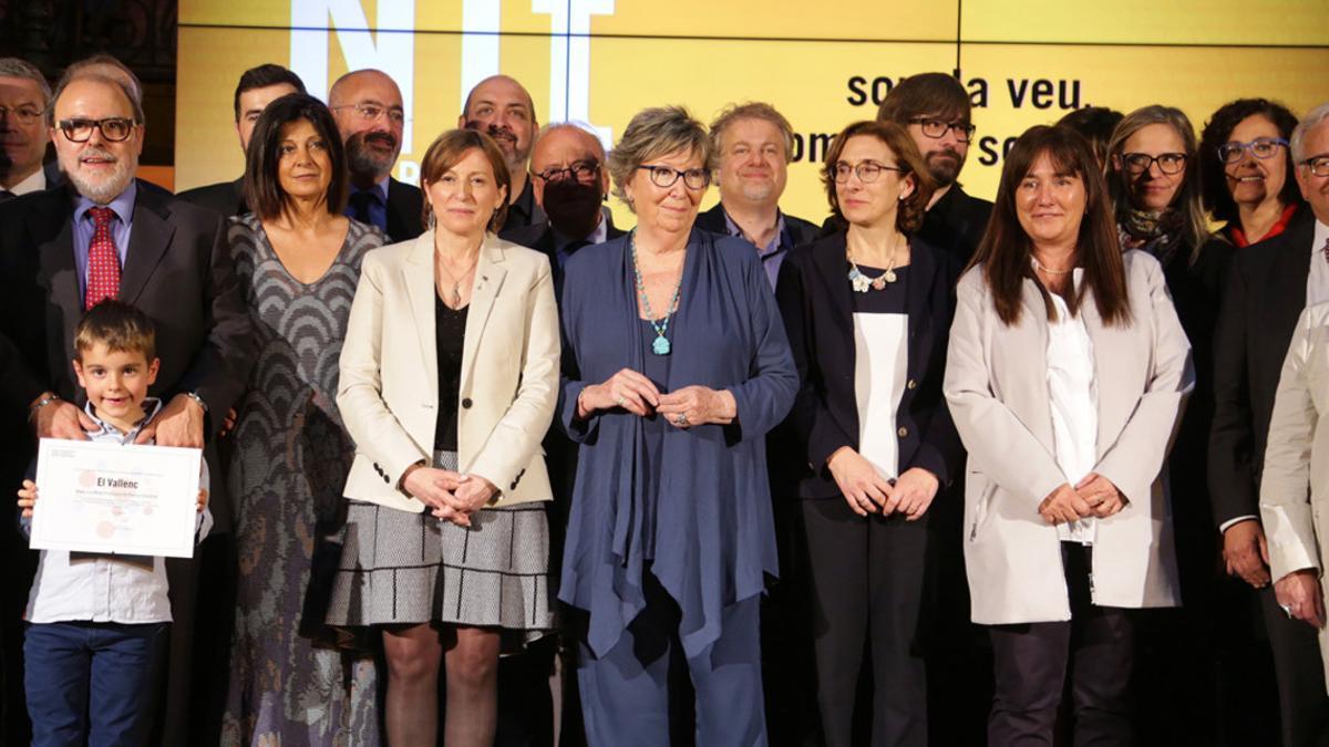 Joana Biarnés, en el centro, ha recibido el premio especial la `Nit de les Revistes i la Premsa en català¿.