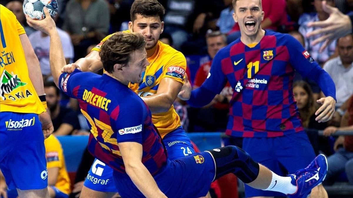 El jugador del Barça Jure Dolenec lanza defendido por Leban