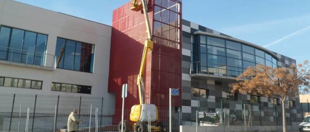 Las obras de la piscina cubierta finalizan tras casi seis años sin que se ponga en marcha