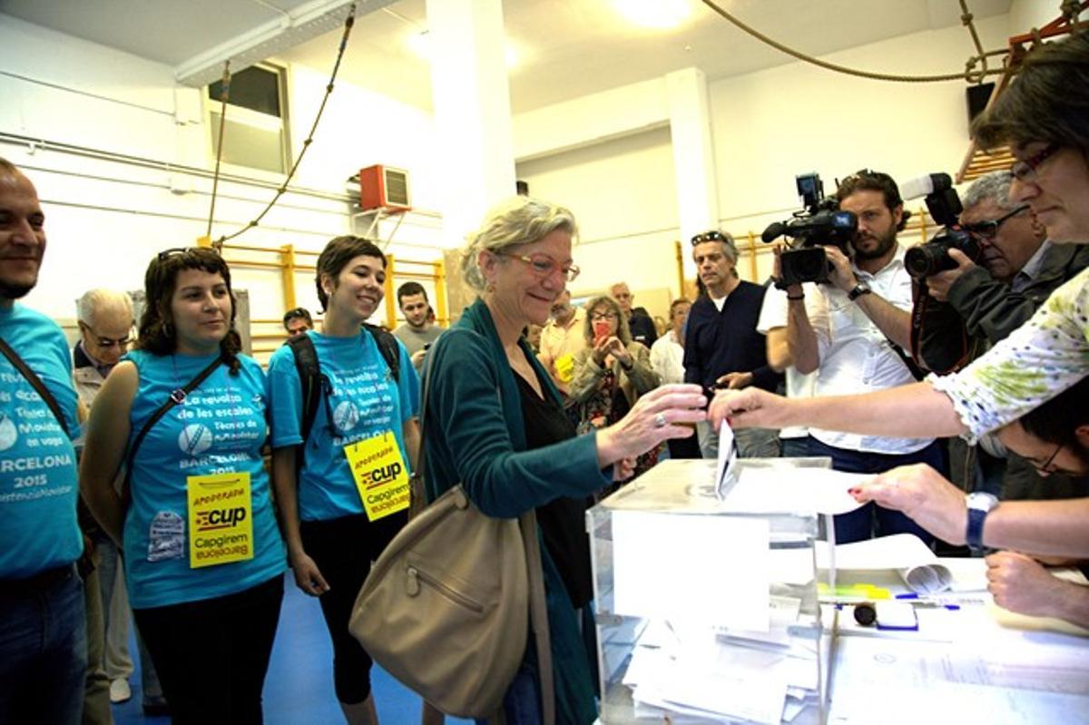 María José Lecha vota al seu col·legi electoral.