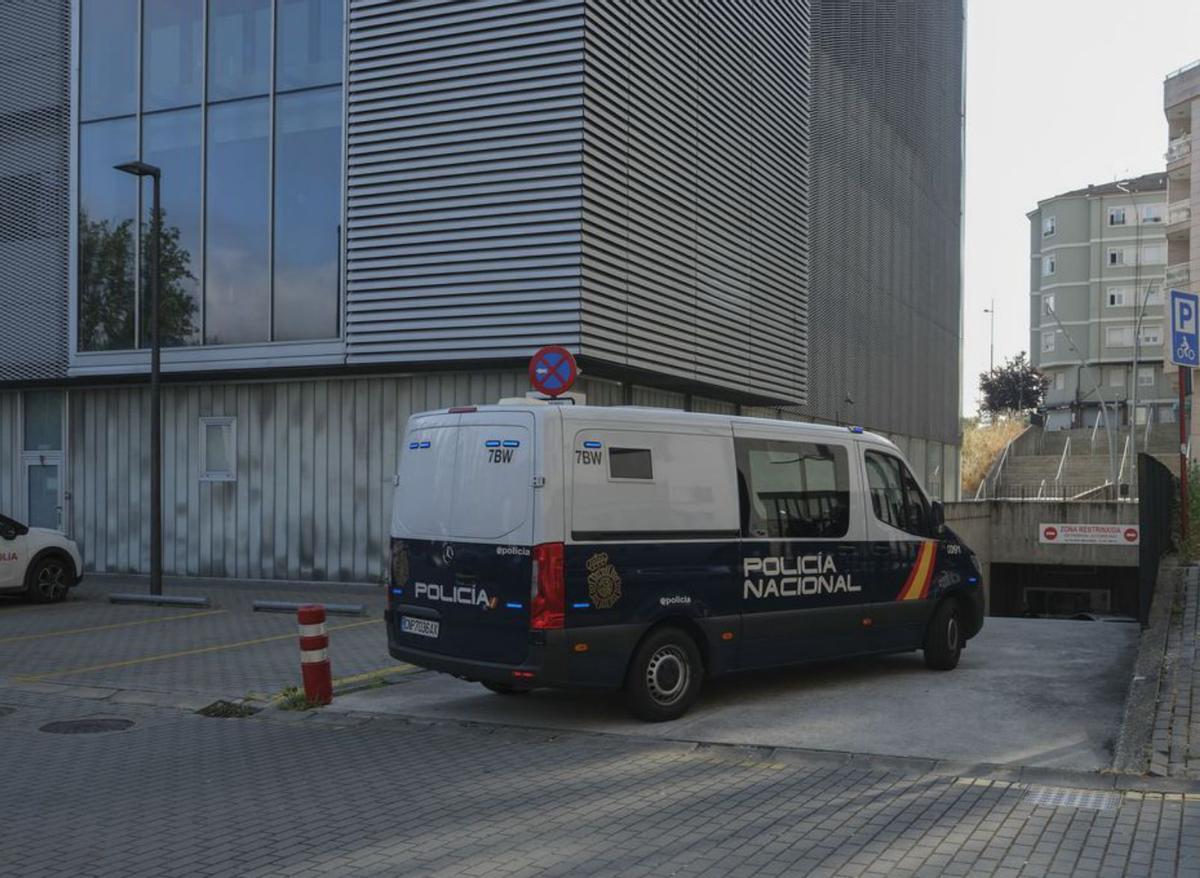 La Policía, trasladando ayer a detenidos al juzgado. | Roi Cruz
